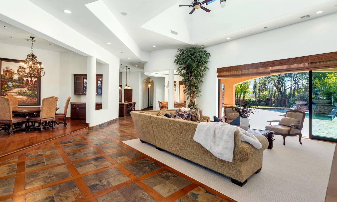 7233 E ROYAL PALM RD