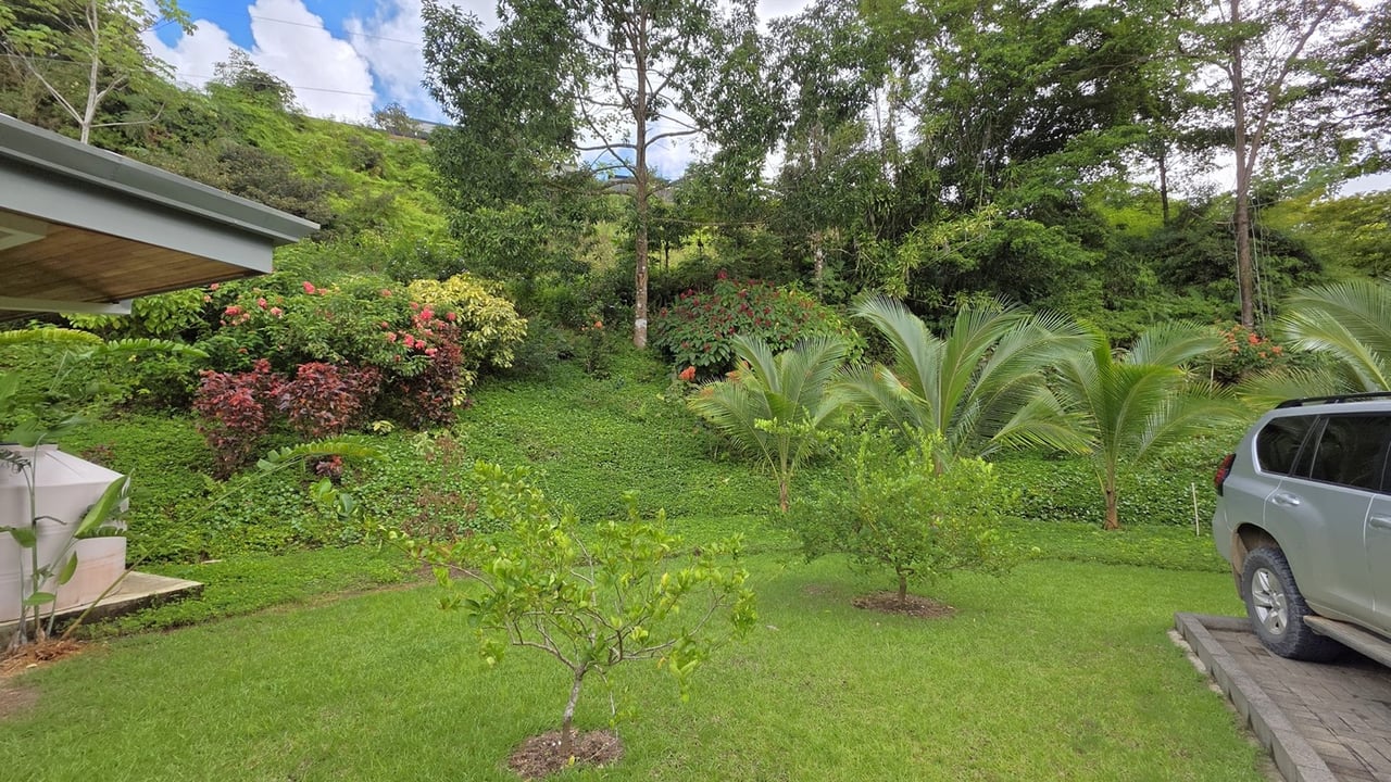 Tropical Turnkey Retreat in Gated Community