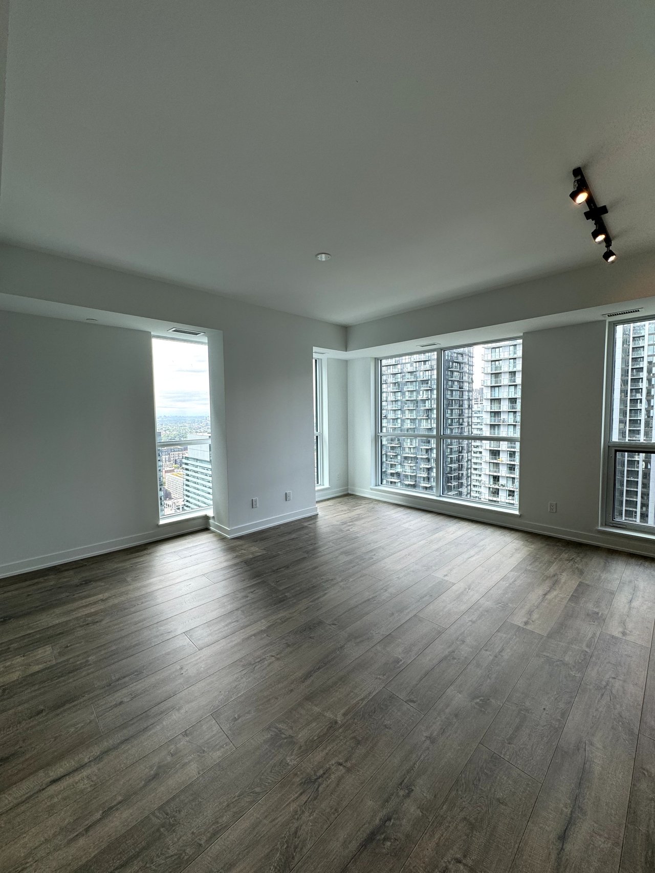 327 King St W Unit: 4105