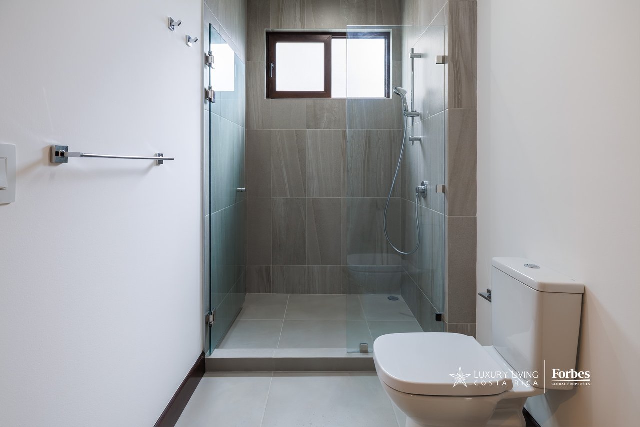 21475 - Modern apartment, 4 bedrooms + maid's quarters in Escazu for sale and rent