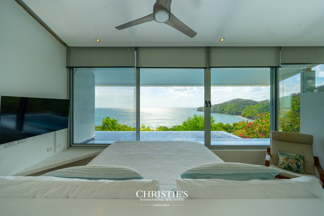 Casa Holmes: Award-Winning Glass House with Ocean Views
