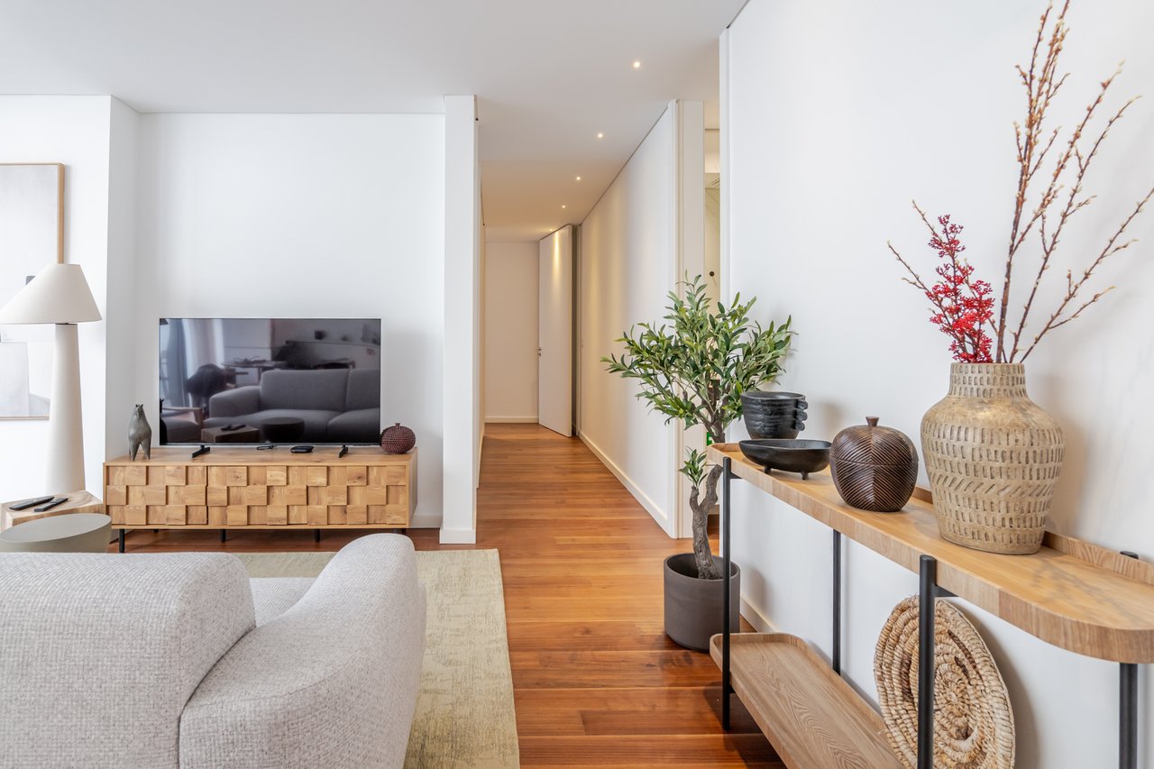 Elegant 2-Bedroom Apartment with Private Patio, Parking & Short-term Rental (AL) License in Central Porto