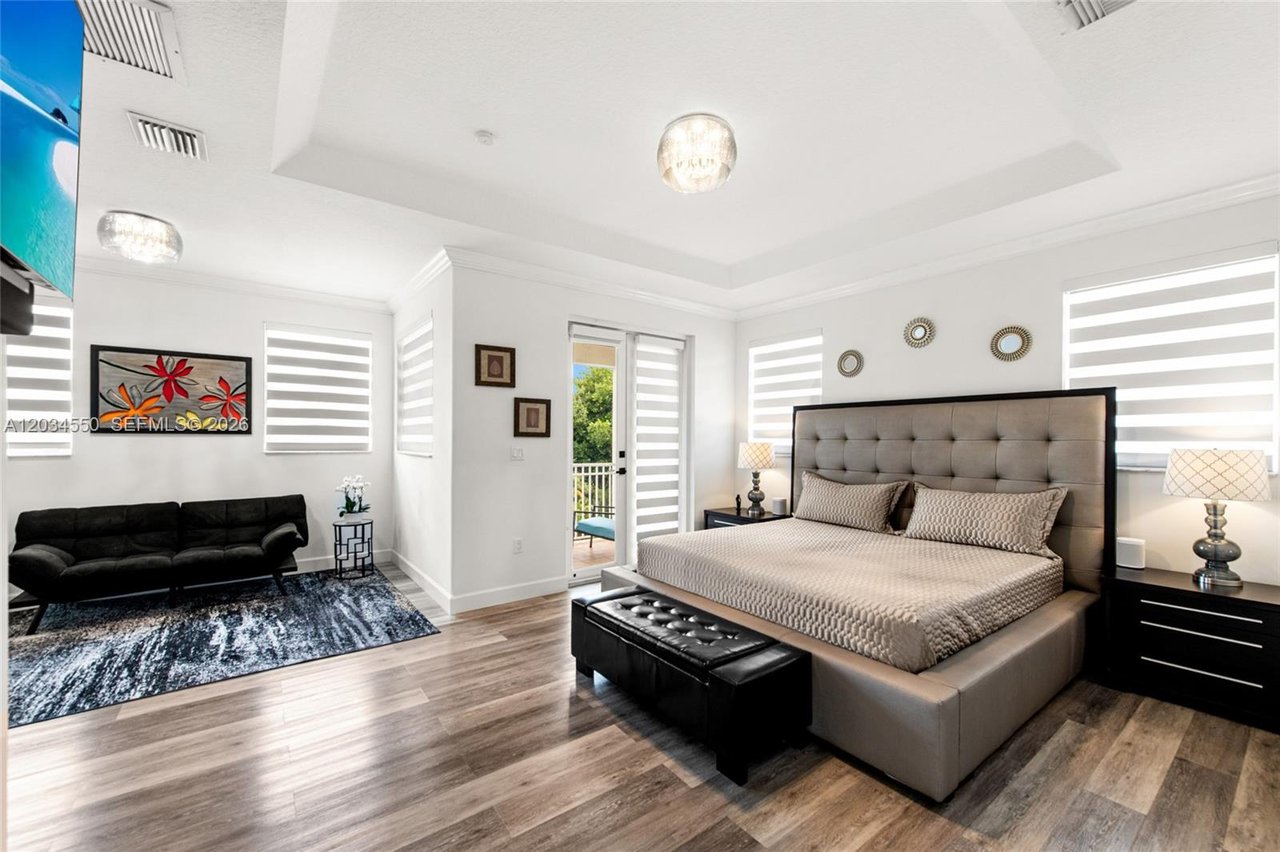 15761-sw-59-terrace-miami-pool-home-for-sale-bedroom
