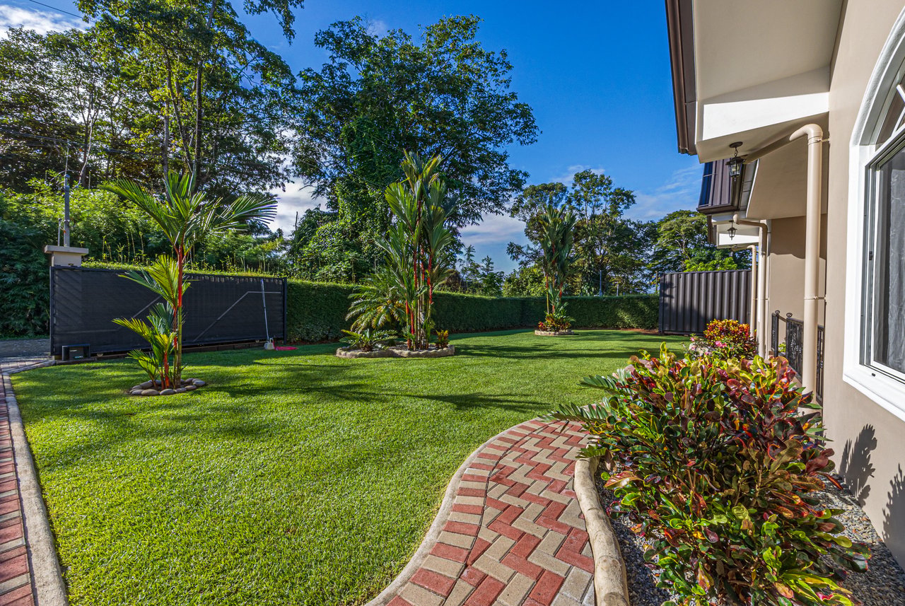 Exceptional 5-Bedroom Residence on Los Laureles Street – Prime Location & Versatile Layout