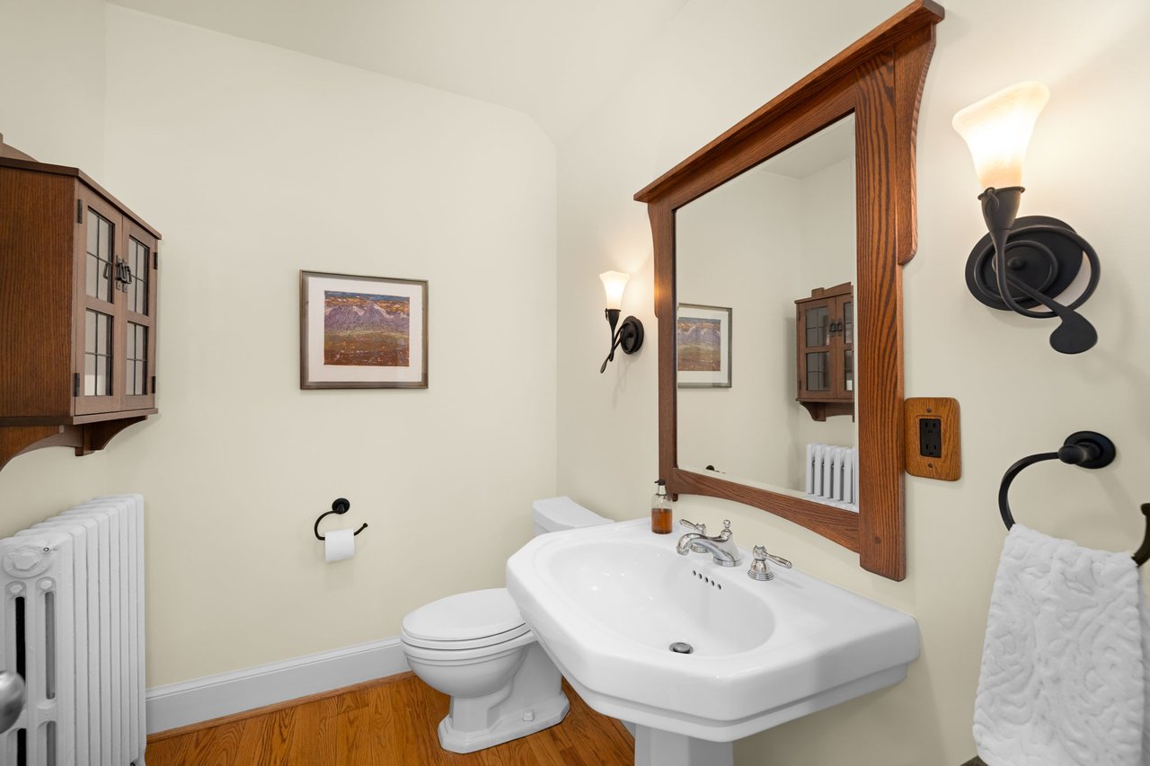 22 W OAK STREET