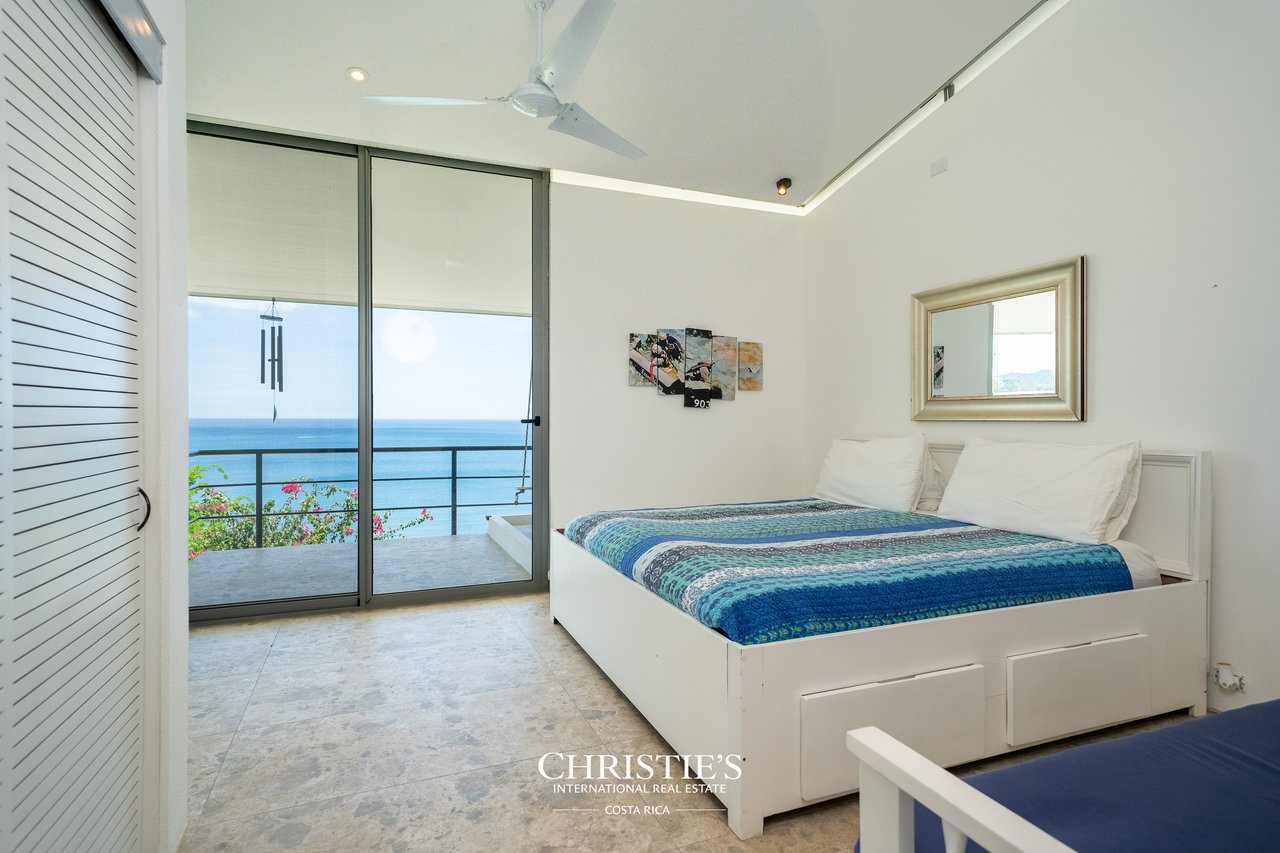 Casa Holmes: Award-Winning Glass House with Ocean Views