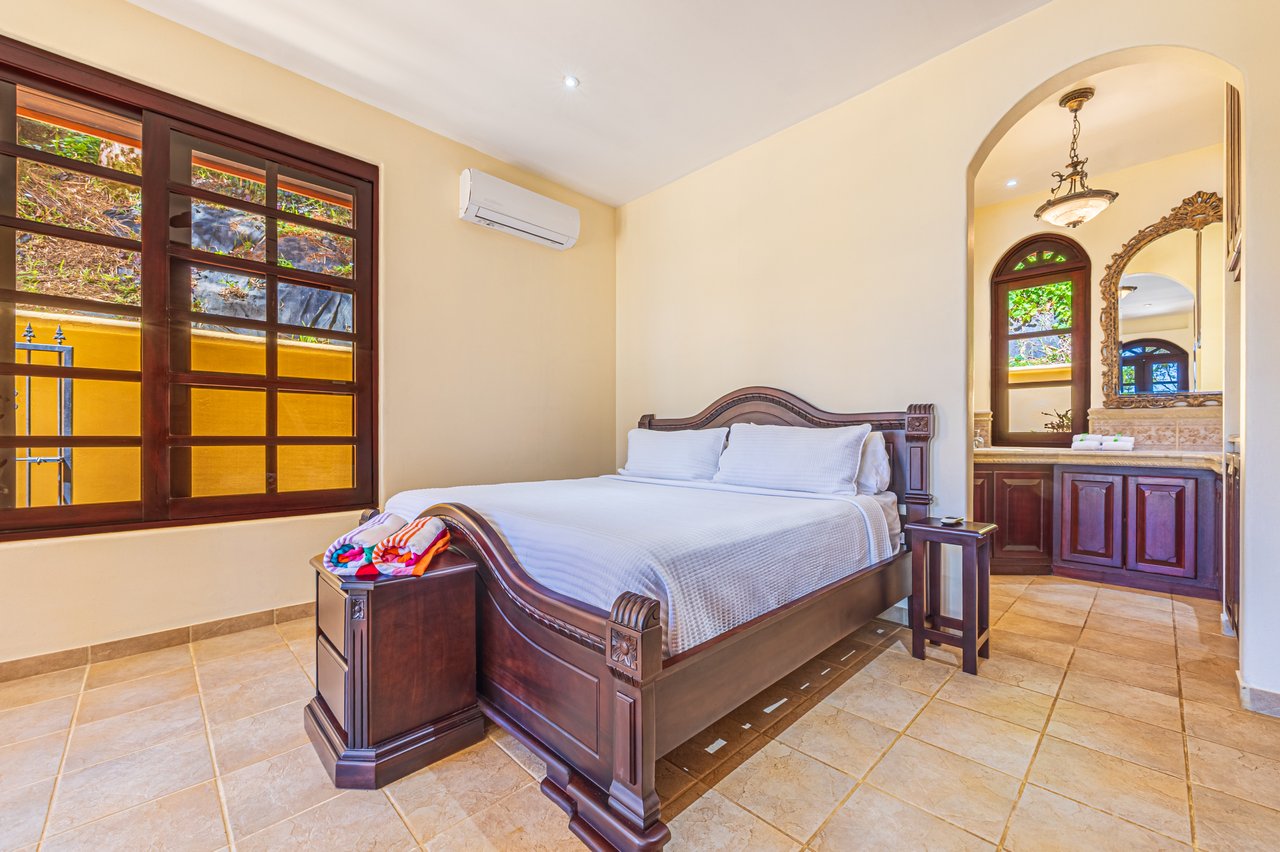 Nido Escondido, Playa Dominical