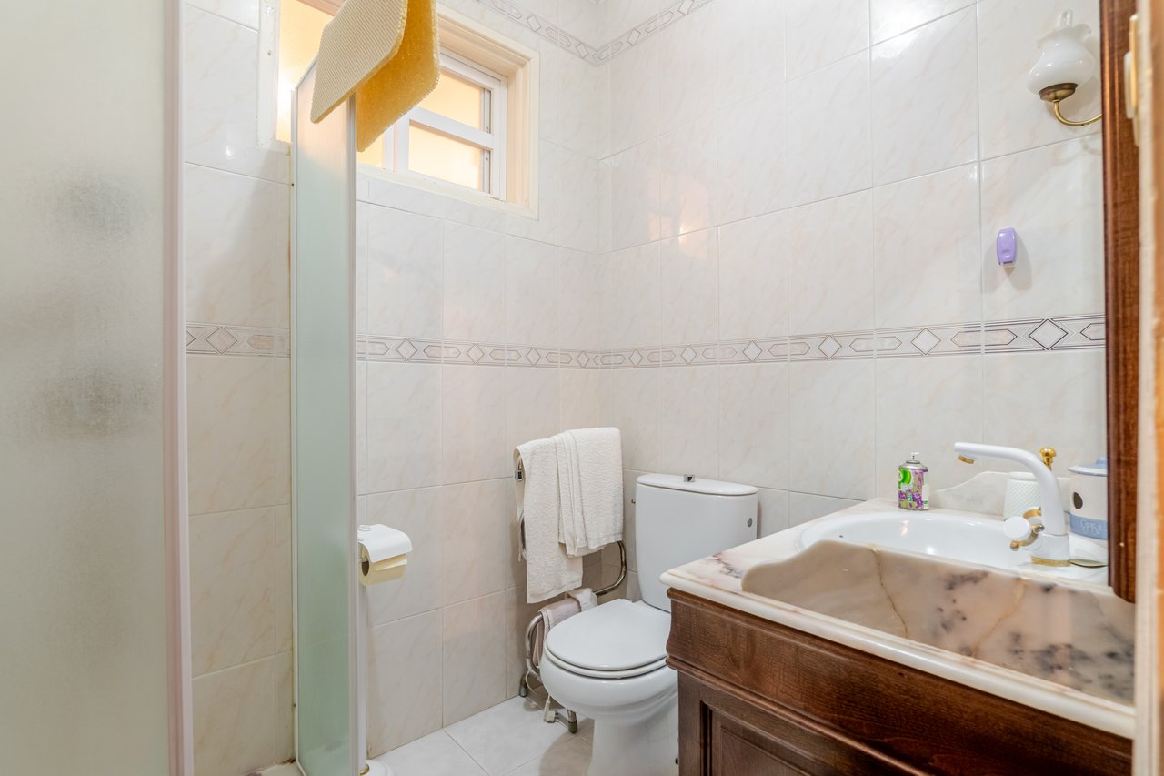 Rustic Four-Bedroom House with Private Land in Folhadela, Vila Real