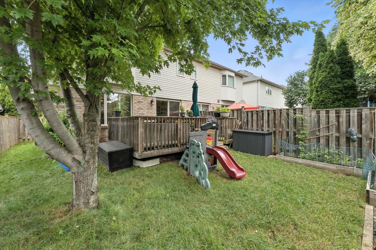 151 Mowat Cres