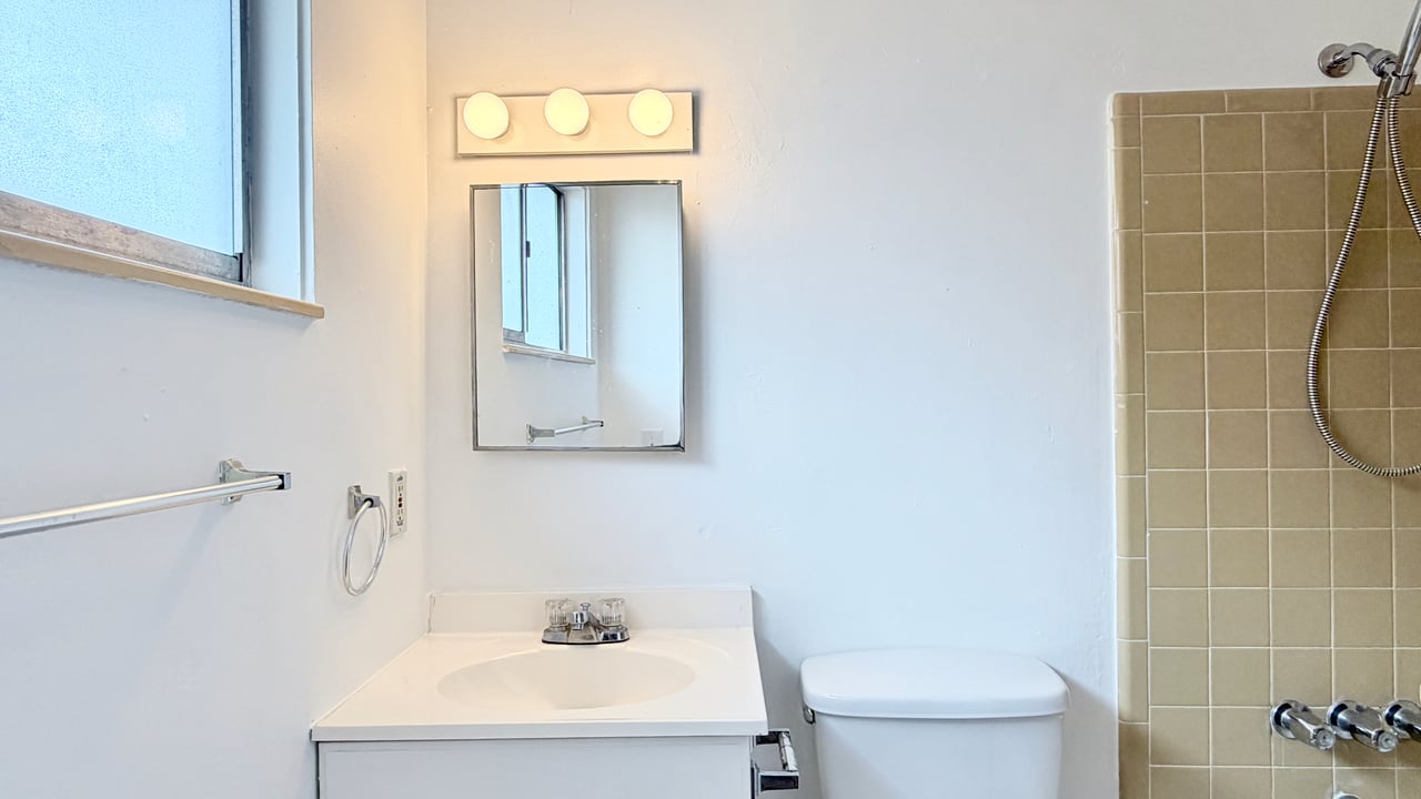 Casselberry Three-Bedroom, Two-Bathroom Duplex Unit with Private Yard