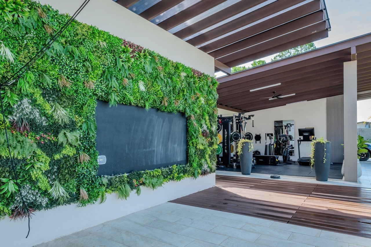 Luxury Home with Pool, Bar Area & Resort-Level Amenities | 5br, 4ba in Perez Zeledon 