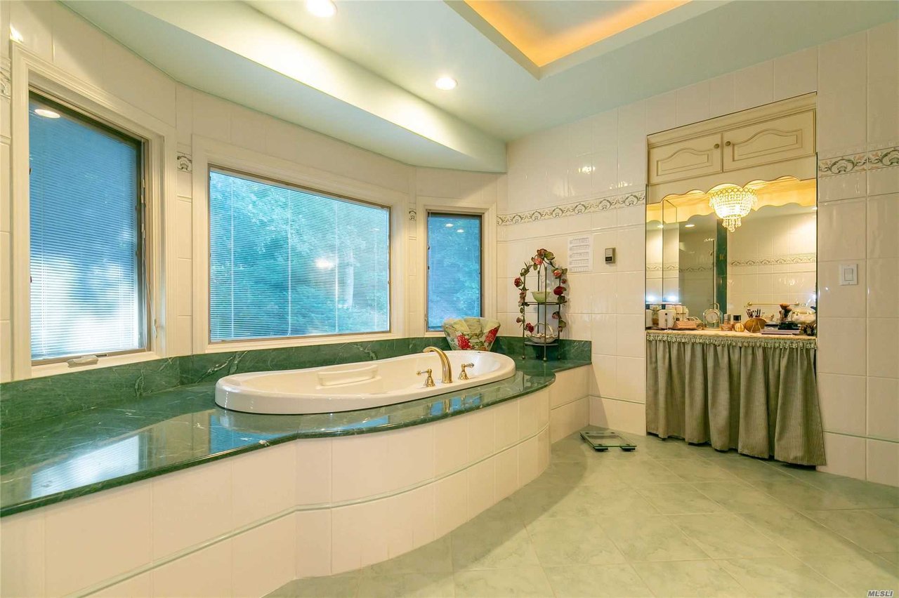 10 Cupid Ct, Dix Hills