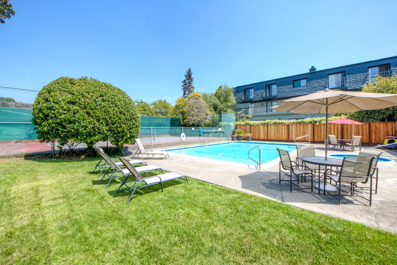 28 Greenwood Bay Dr