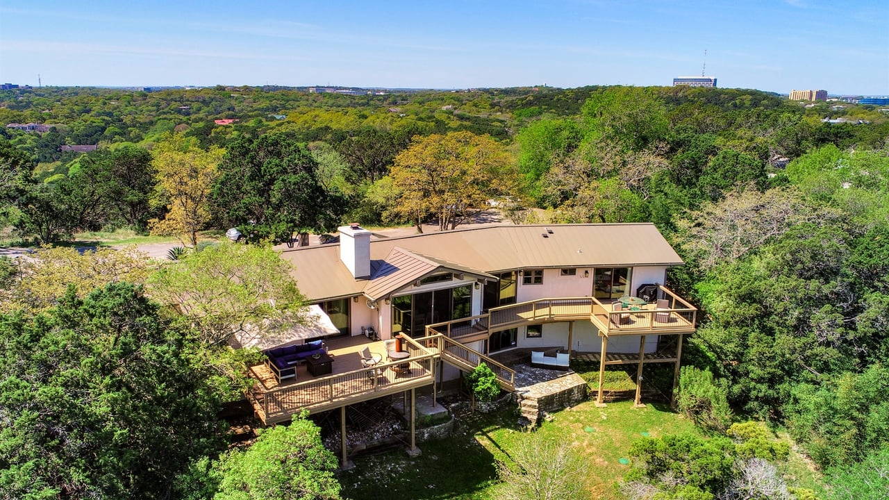 Hilltop Retreat with Panoramic Views