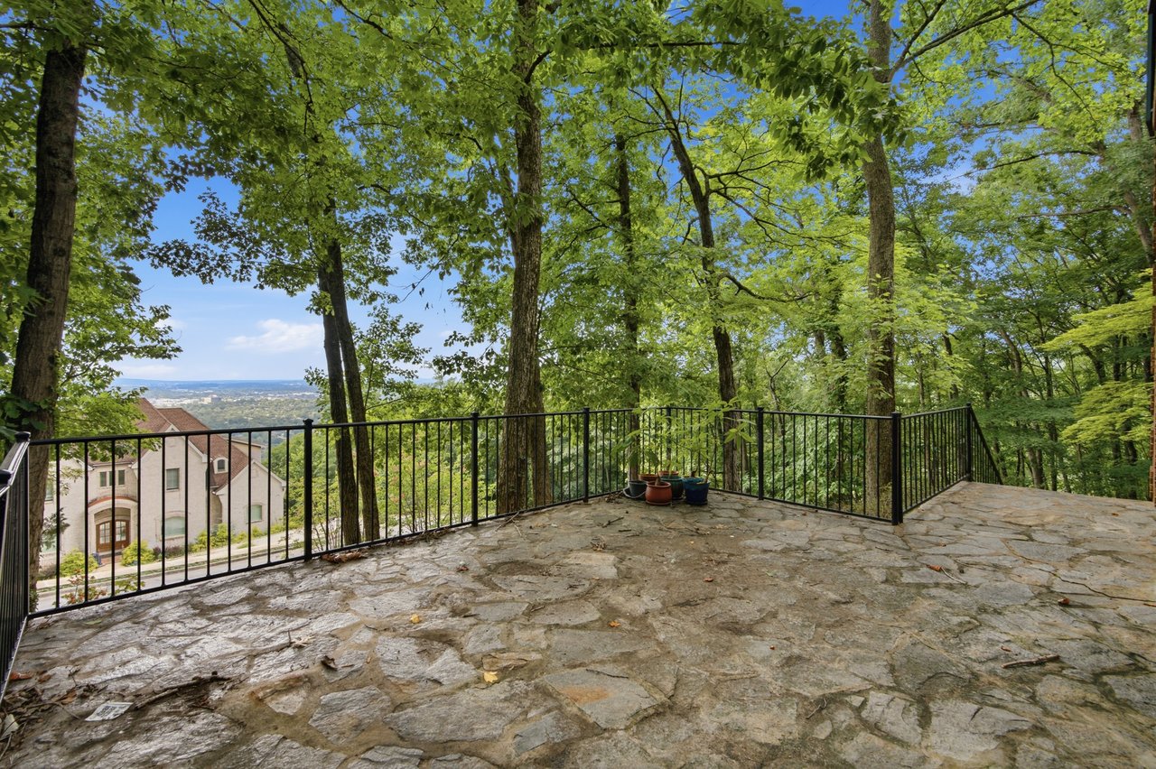 Where Luxury Meets the View on Monte Sano
