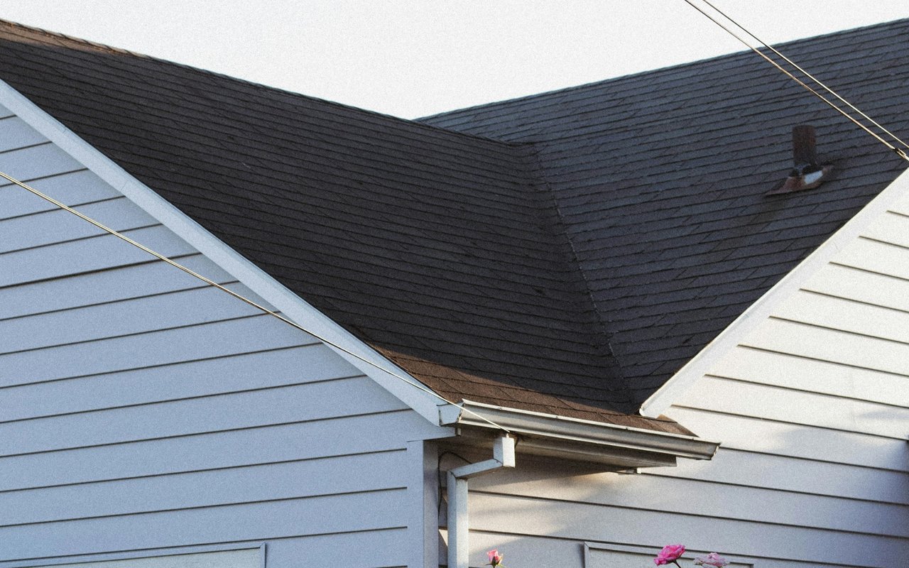 The Best 6 Ways to Clean Your Gutters