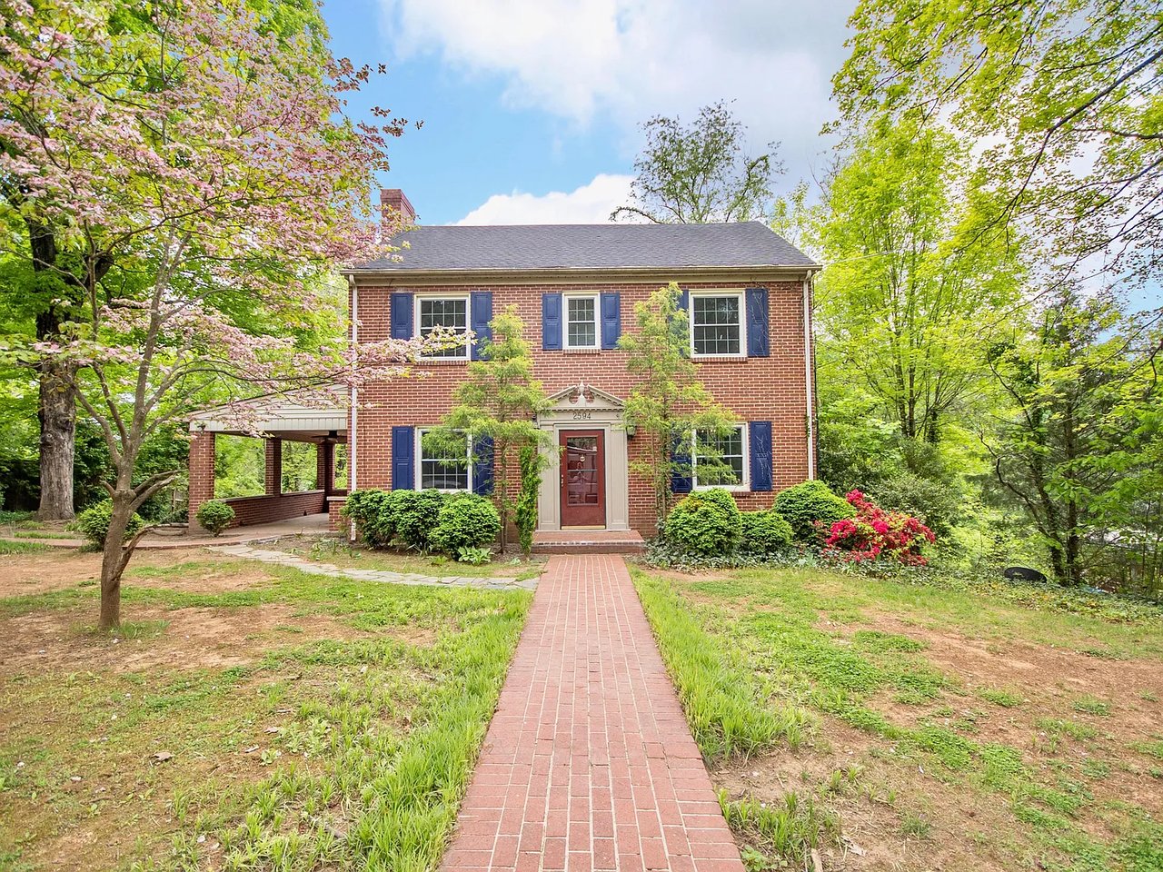 2594 Creston Avenue South West