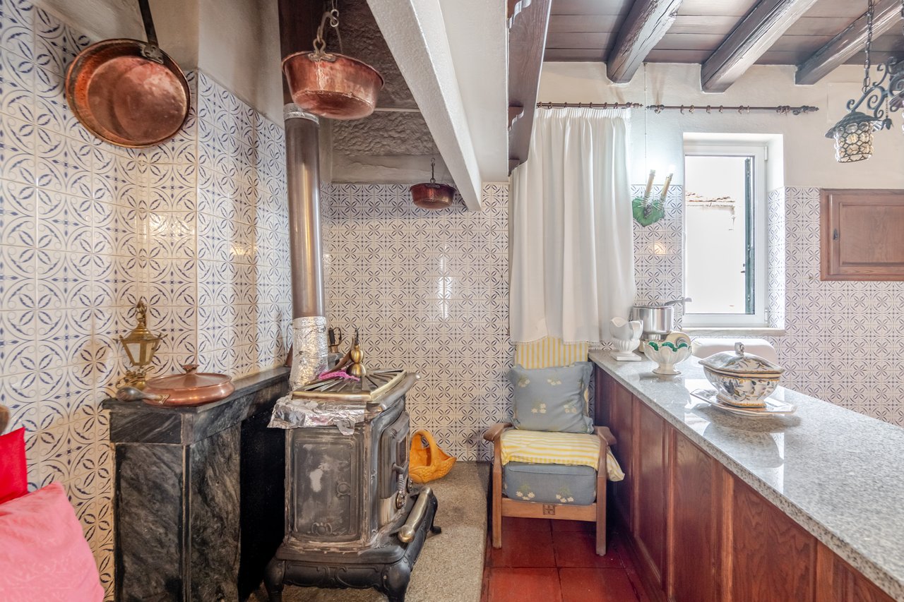 Rustic Four-Bedroom House with Private Land in Folhadela, Vila Real