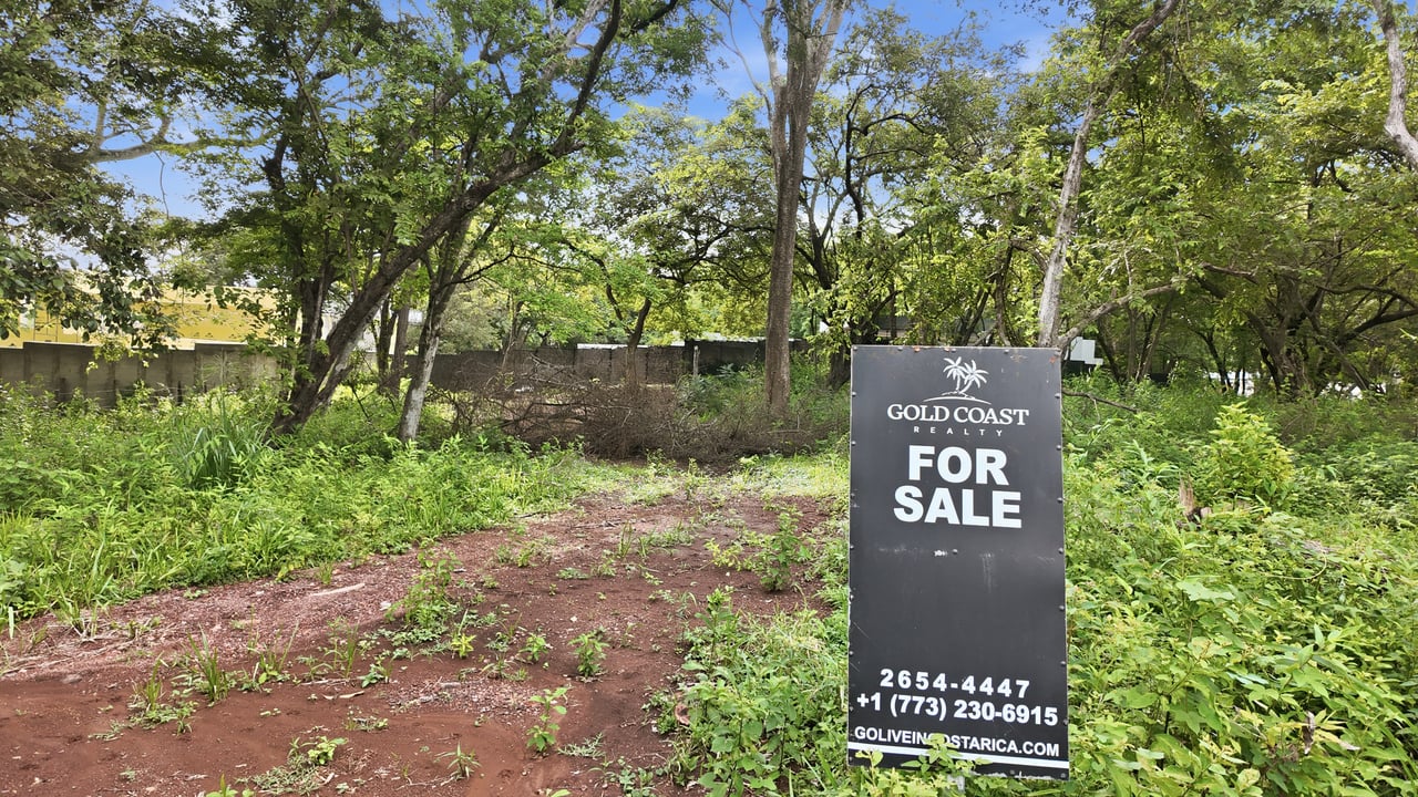 1,000 M2 Coastal Lot with Permits – Playa Grande 