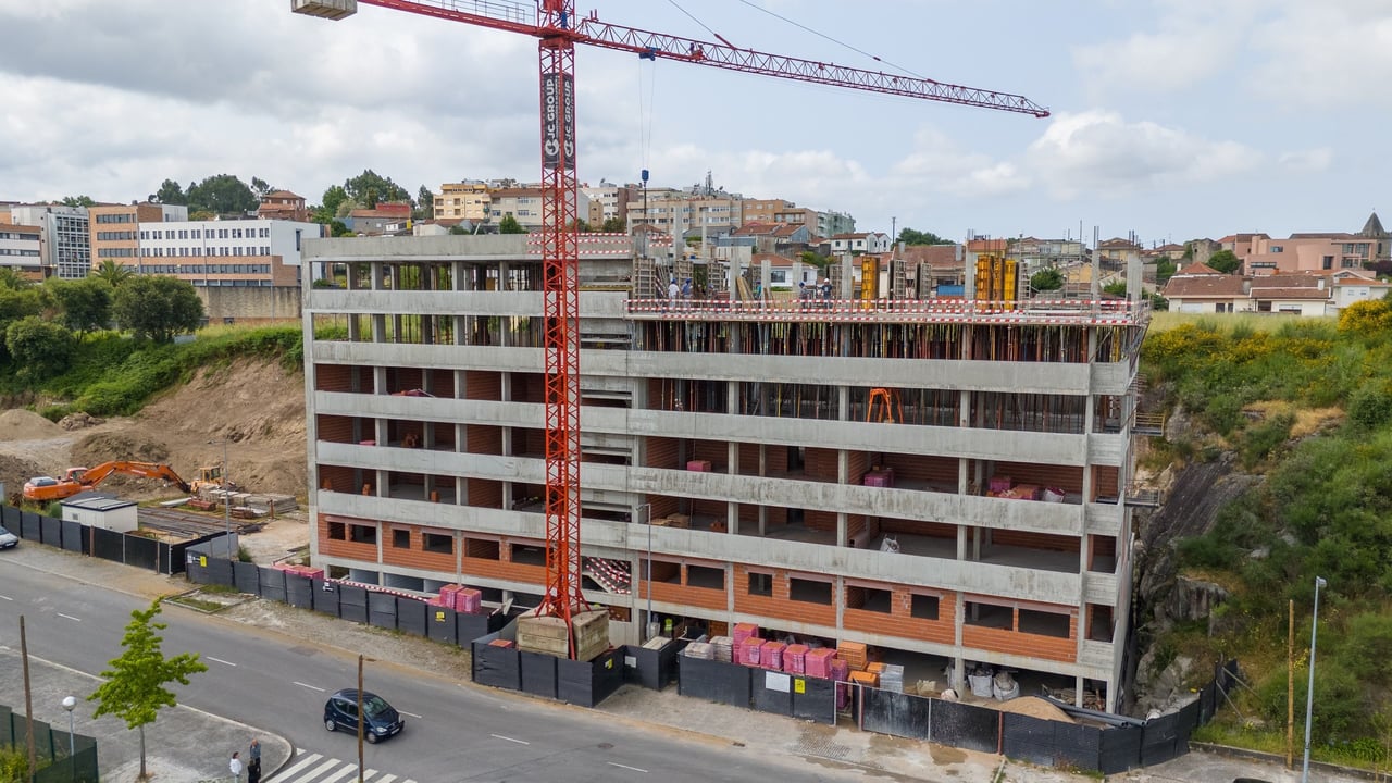 Modern 3-Bedroom Apartment with Balcony in Águas Santas, Maia