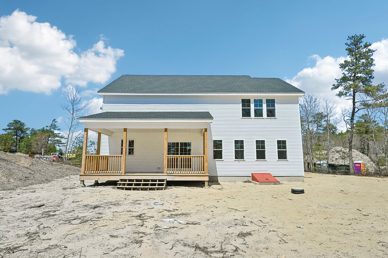 33 Seabiscuit Dr, Plymouth, MA 02360