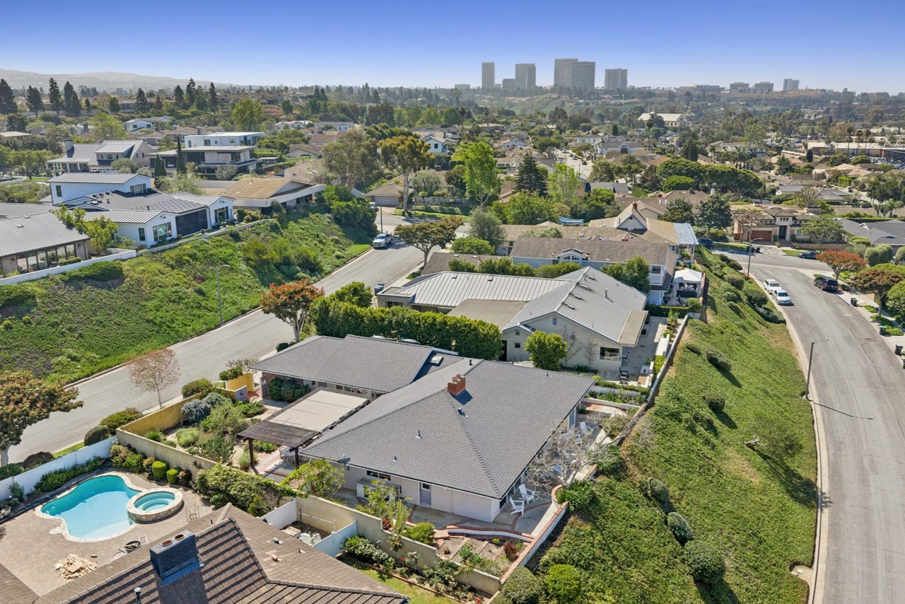 2421 Blackthorn Street