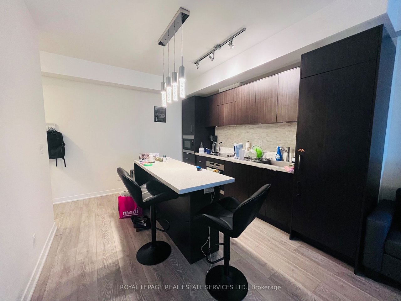 21 Widmer St 1610