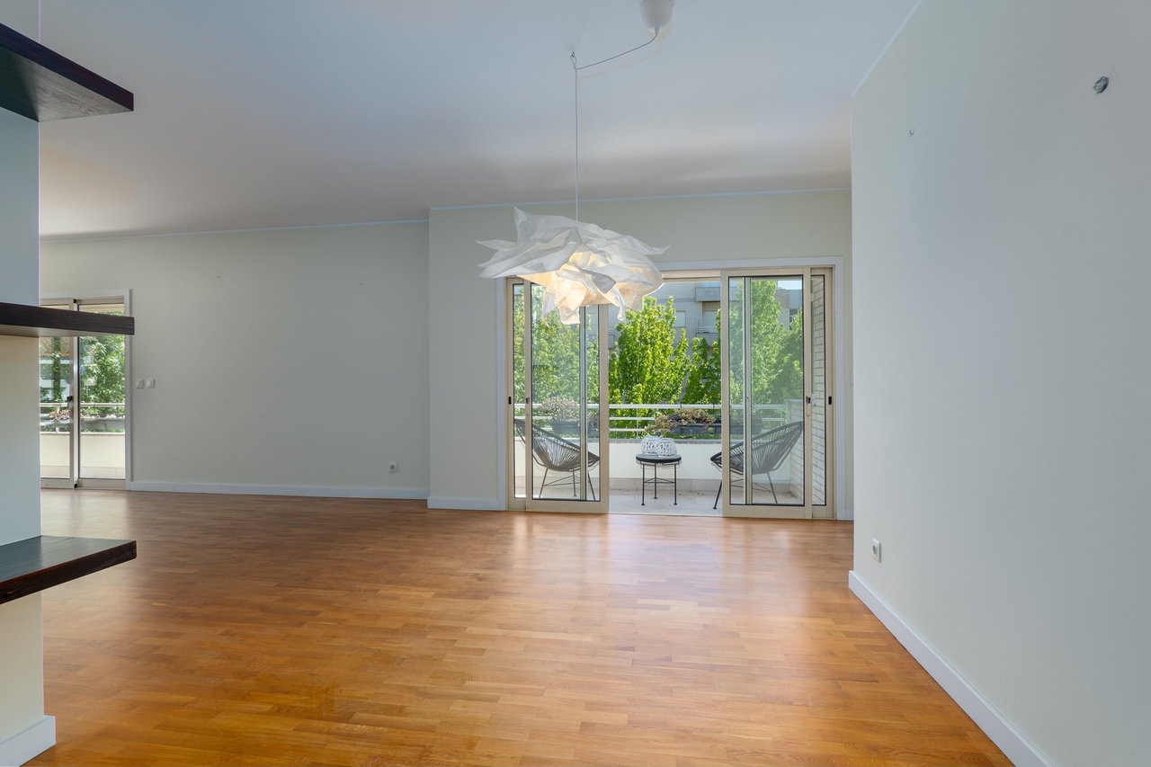 Spacious and Bright 4-Bedroom Apartment for Rent Near Colégio do Rosário