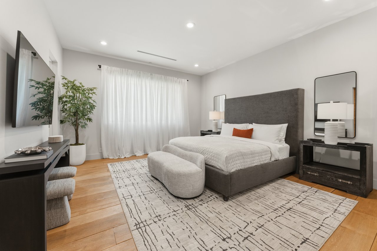 Bowmont Dr, 90210