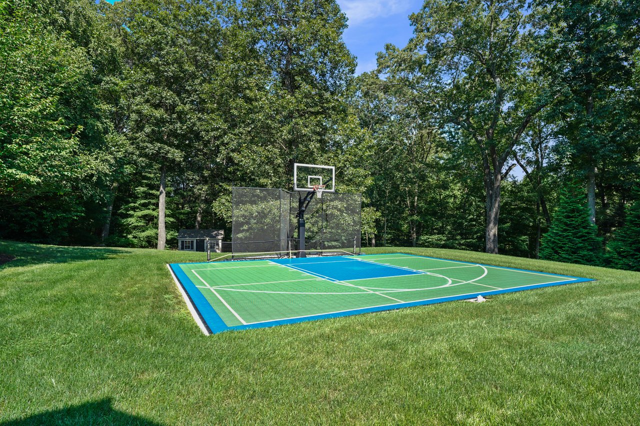 18 N Nabby Rd, Danbury, CT 06811