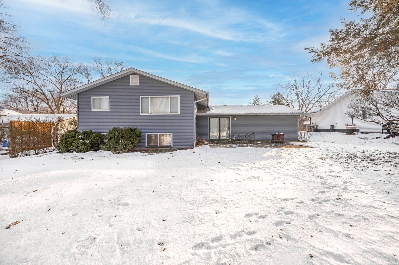 6308 MacArthur Dr, Woodridge