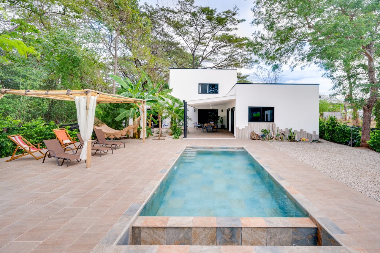 V-Jungla Cecile Refundores | Spacious Modern Villa with Pool, Guest House & Tropical Garden Near Tamarindo Beach