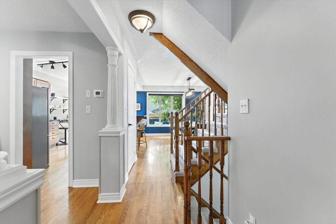 151 Mowat Cres