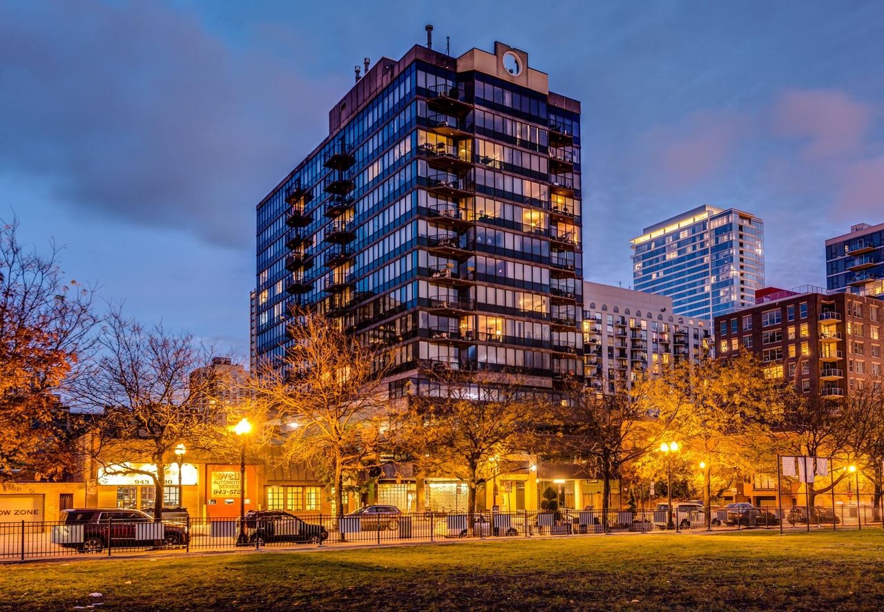 Upgraded 2-bed Condo in Old Town Chicago Listed for $399,900