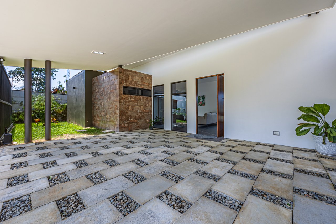 STYLISH 3 BED, 3 BATH BRAND NEW VILLA IN UVITA.