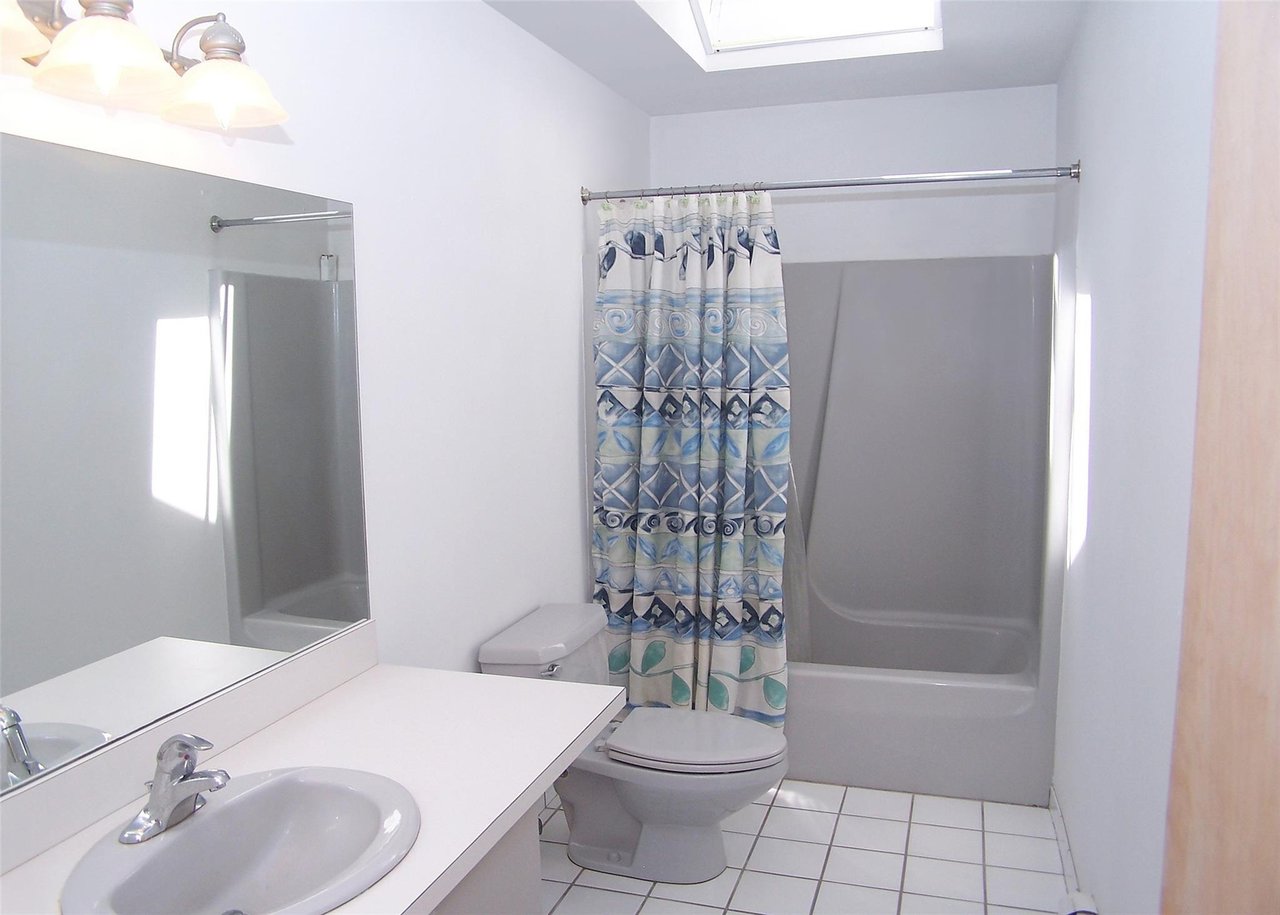 220 Bellport Ave