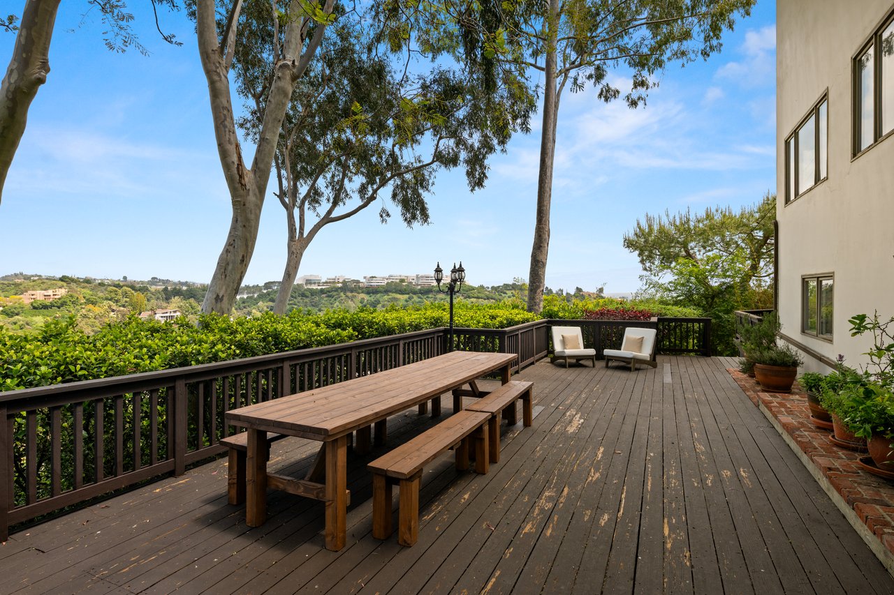 1018 N Tigertail Rd, Brentwood