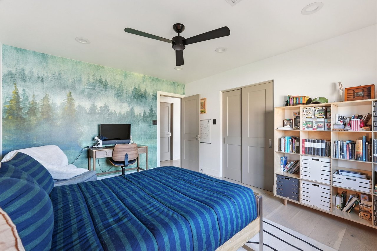 3901 E WELDON Avenue