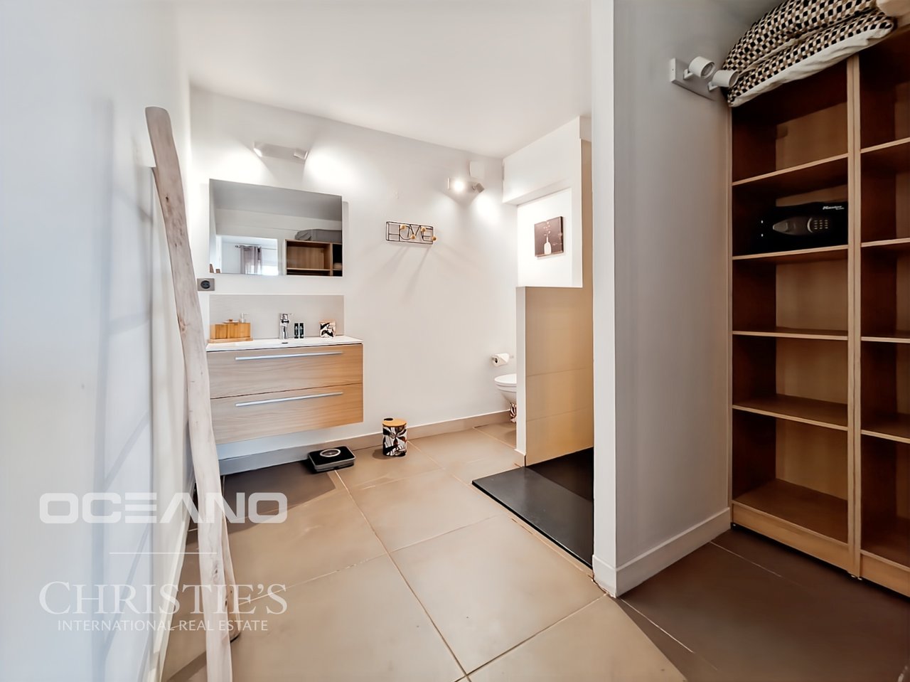 Sea View Villa + 2 Bedroom Apartment – Sought-After Area