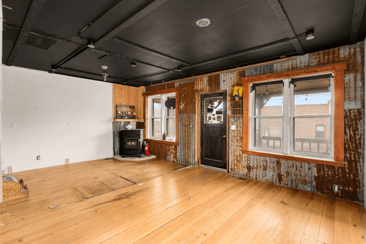 *SOLD* Just Listed In Roslyn