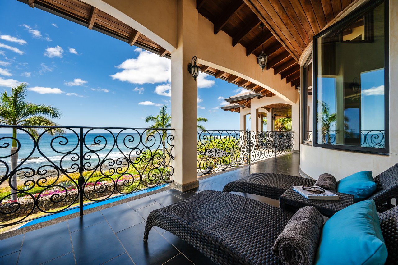 Villa Esperanza Beachfront | Near the Coast and Oceanfront House For Sale in Playa Negra