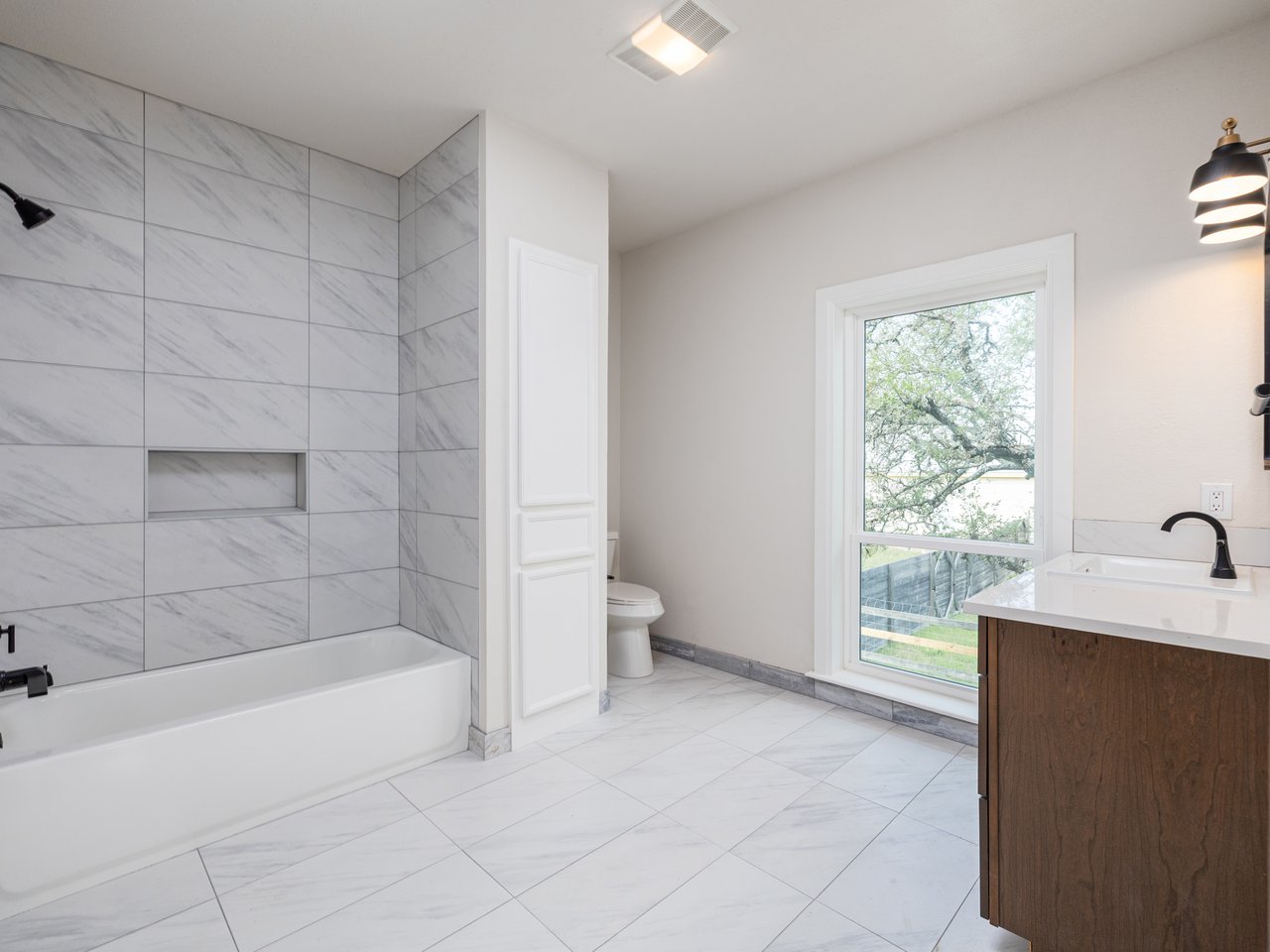 Fully Reimagined Hill Country Retreat w/ Private Guest Apartment + 3-Car Garage