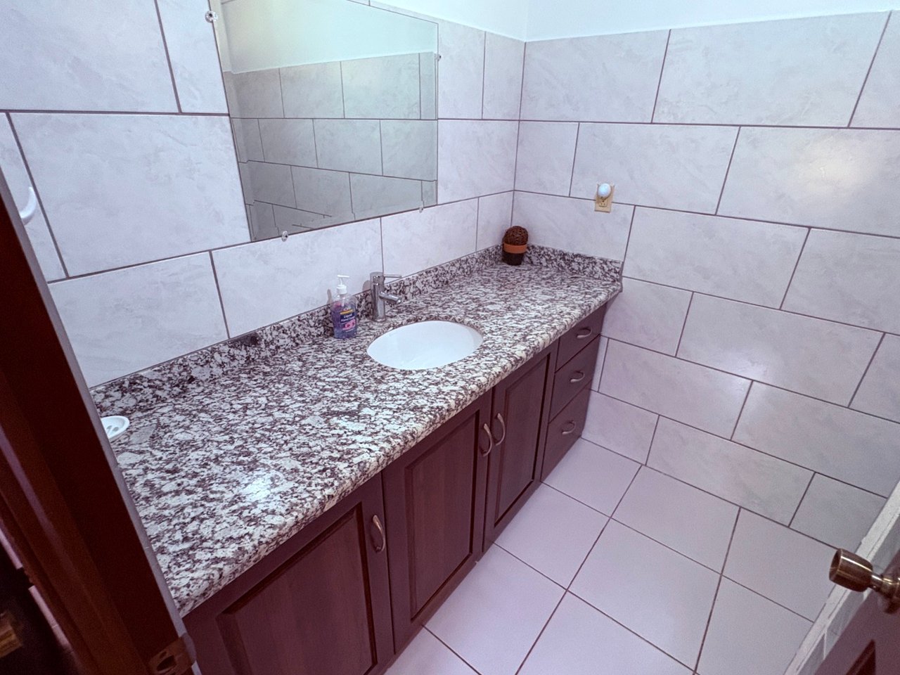Move in ready 2 bedroom / 2 bathroom home with window ocean view and pool in Ojochal.