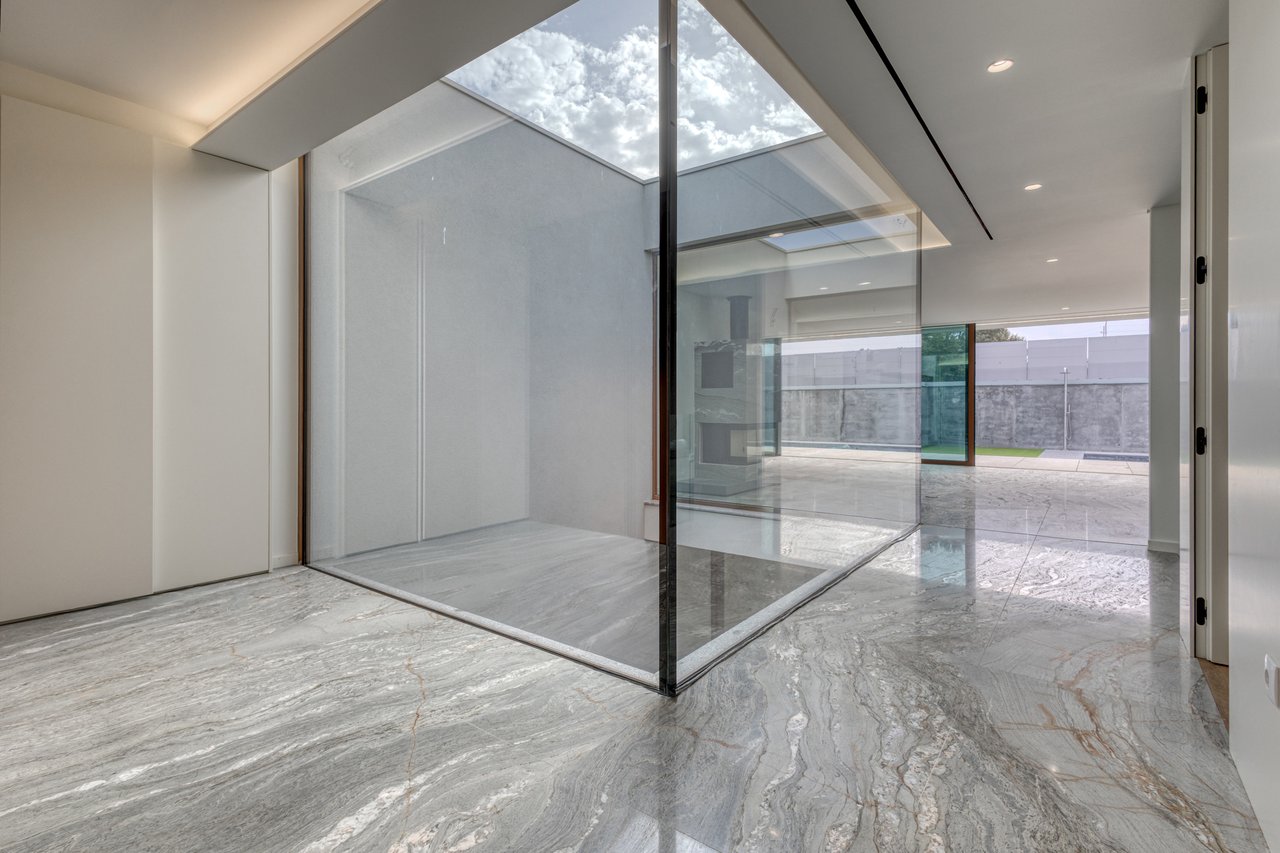 Contemporary 3-Bedroom Luxury Villa with Pool and Large Basement in Palmeira, Braga