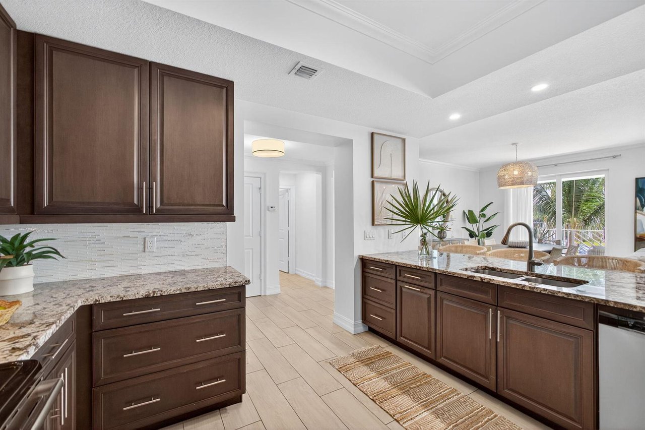 833 Bay Colony Drive S