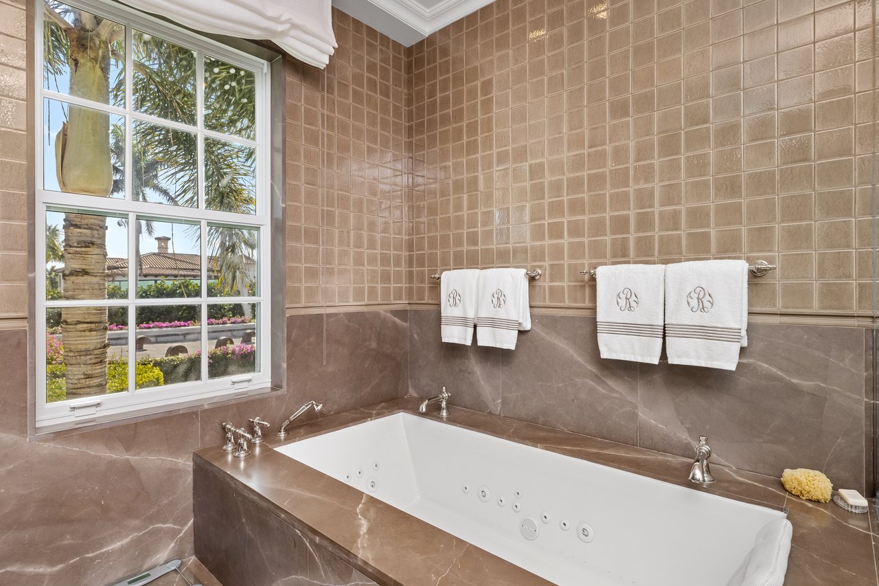 Georgian Waterfront Mansion on Everglades Island