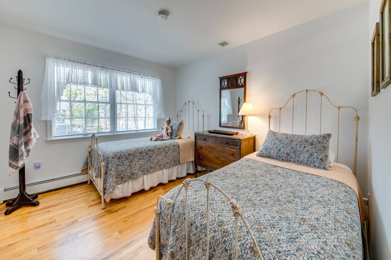 121 Mulford Ave