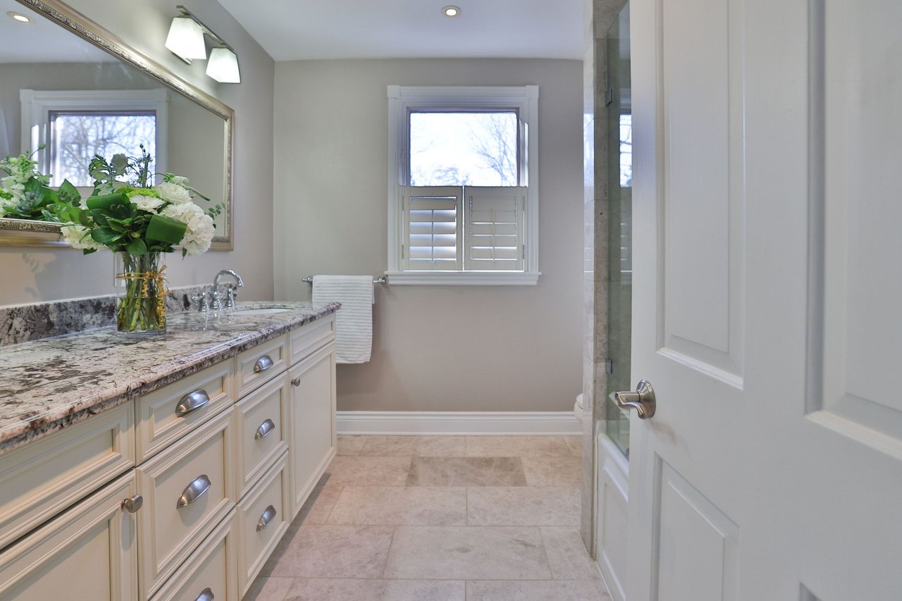 208 Mineola Rd W