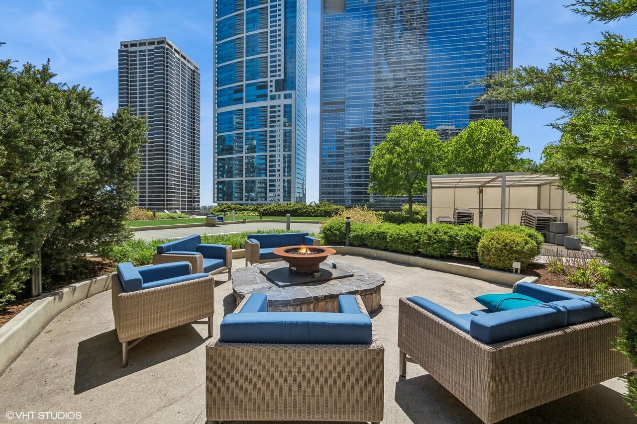225 N Columbus Dr 7408