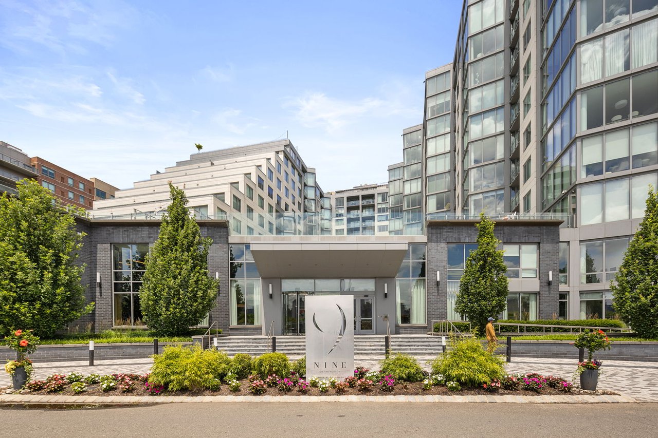 Waterfront Penthouse at Nine on the Hudson 